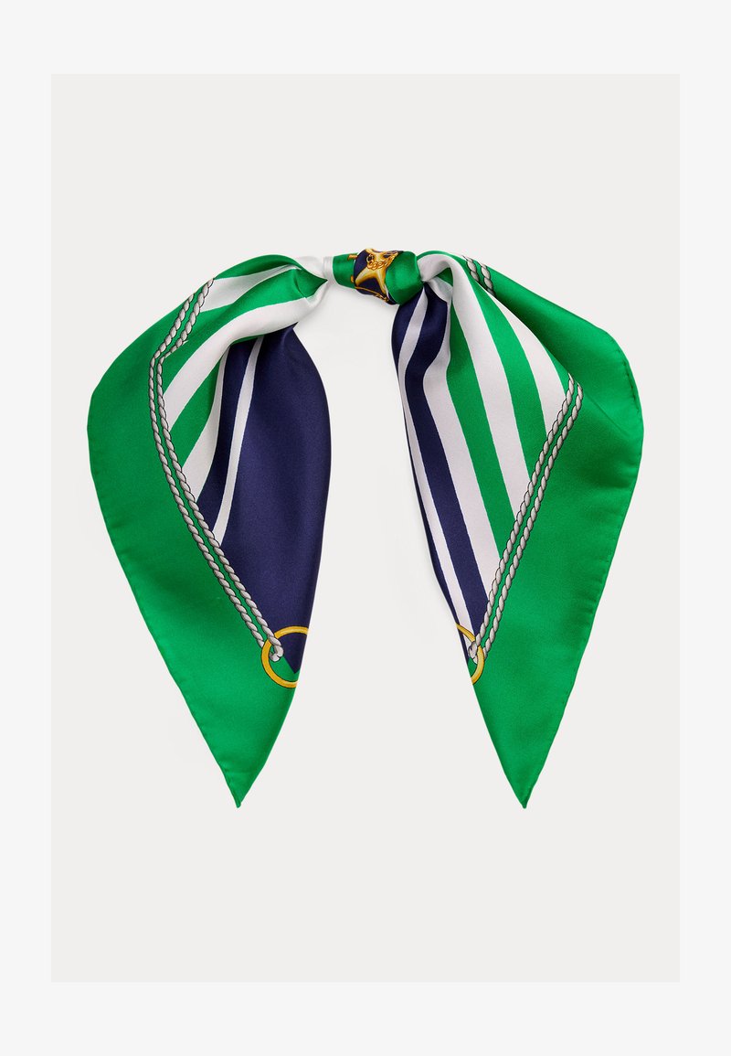 Μεταξωτό φουλάρι με πράσινες, ναυτικές και λευκές ρίγες, χρυσούς κρίκους και σχέδια με σχοινί, δεμένο με χαλαρό κόμπο σε λευκό φόντο.