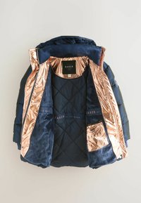 Marineblaue Daunenjacke mit einem gesteppten Design, verfügt über ein roségoldenes Satinfutter und weiche marineblaue Akzente. Logo ist gut sichtbar im Inneren.