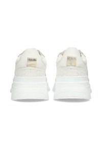Weiße Sneaker mit einem strukturierten Design, ausgestattet mit einer hellfarbenen Sohle und metallischen Akzenten an der Rückseite. Glattes Material mit subtiler Schattierung.