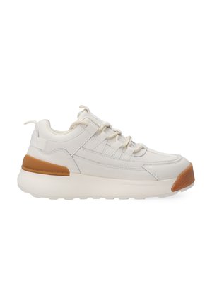 Weiße Sneaker mit strukturiertem Finish, ausgestattet mit einer beigen Gummisohle und einem braunen Akzent an der Ferse; mit Schnürdesign.