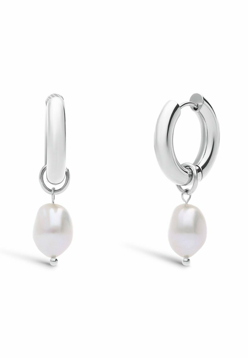 Boucles d'oreilles en argent en forme de créole avec une perle d'eau douce blanche en forme de goutte suspendue par un petit maillon. Fini lisse avec une surface polie.
