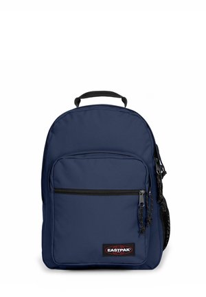 Marineblauer Eastpak Rucksack mit Frontreißverschlusstasche, schwarzem Griff und seitlichem Netz-Flaschenhalter vor weißem Hintergrund.