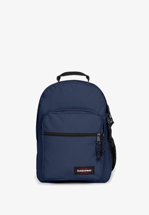 Zaino Eastpak blu navy con tasca frontale con zip, manico nero e porta bottiglia laterale in rete su sfondo bianco.