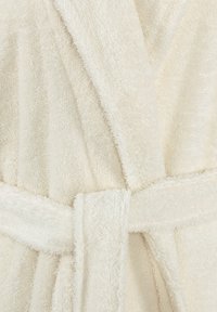 Accappatoio color crema con tessuto morbido e strutturato. Presenta un design avvolgente, colletto ripiegato e cintura coordinata. Strisce verticali visibili.