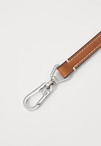 Brunt læderrem med hvid syning, der har en sølv metalklip-lukning i den ene ende for sikker fastgørelse.