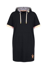 Robe à capuche noire à manches courtes avec doublure de capuche rayée, cordons, poche avant et petit motif d'étoile de mer orange près de l'ourlet.