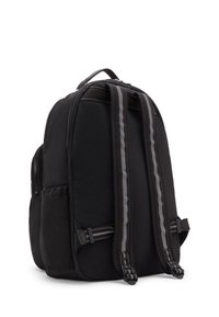 Mochila negra con un exterior de tela suave, correas de hombro acolchadas de dos tonos, bolsillo frontal con cremallera y bolsillos laterales para almacenamiento adicional.