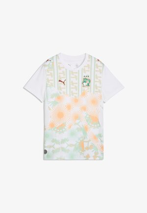 Biele športové tričko so zelenými a oranžovými abstraktnými kvetinovými vzormi, logom Puma a emblémom s tromi hviezdami na hrudi.