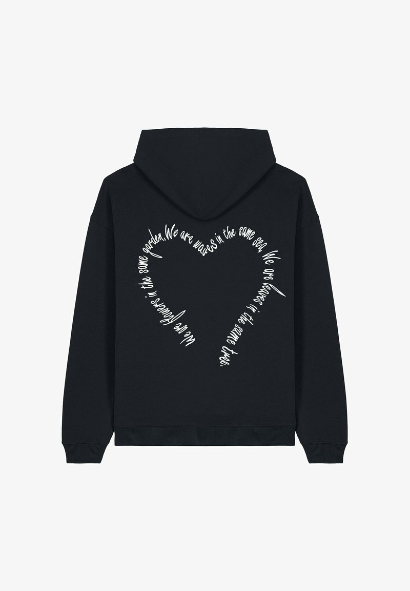 Haut à capuche noir avec une poche kangourou, arborant un motif en forme de cœur composé de texte blanc au dos. Mélange de coton, texture douce.