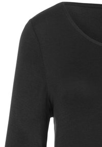 Schwarzes Langarmshirt aus einem weichen Stoff, mit rundem Halsausschnitt und glatter Textur, die minimalistisch gestaltet ist.