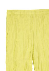 Żółte, pomarszczone spodnie z materiału z szerokim pasem. Tekstura ukazuje wyraźne zmarszczki, nadając dynamiczny wygląd.