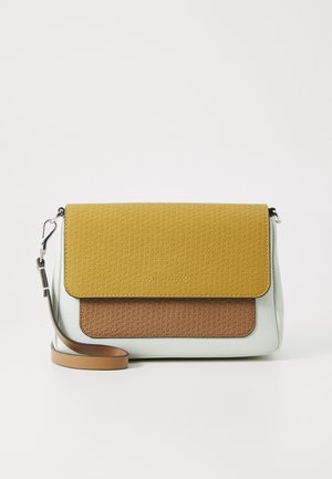 Geantă crossbody cu un capac texturat galben, accente maronii și corp de culoare albastru deschis. Dispune de o curea ajustabilă și un design neted, structurat.
