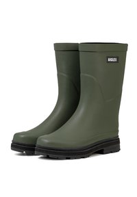 Groene rubberen regenlaarzen met een gladde afwerking, een ronde neus en een getextureerde zwarte zool. Bevat een logo patch aan de zijkant.