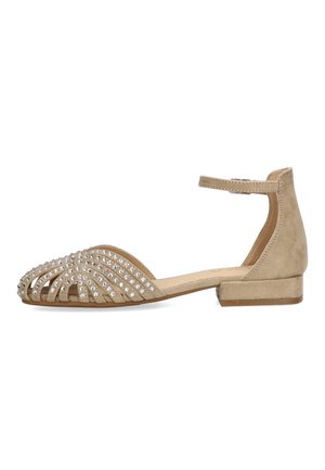 Sandalias de ante beige con un tacón bajo, que presentan un diseño de tiras decorado con strass transparentes en la parte superior.
