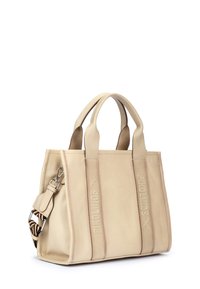 Beige lædertaske med dobbelte hanke og aftagelig rem, med præget branding og en struktureret form.