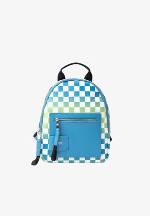 Mochila de patrón a cuadros azul y verde, con una textura suave, forma redondeada, bolsillo frontal con cremallera y dos correas negras para los hombros.