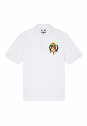 Polo shirt blanc présentant un emblème multicolore avec une couronne, un laurier et un design détaillé sur la zone gauche de la poitrine. Patte de boutonnage à trois boutons.