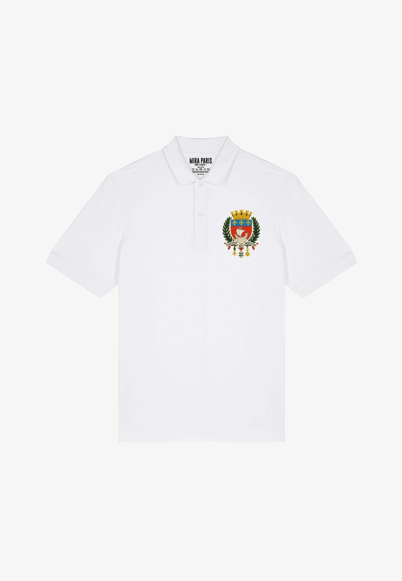 Polo shirt blanc présentant un emblème multicolore avec une couronne, un laurier et un design détaillé sur la zone gauche de la poitrine. Patte de boutonnage à trois boutons.
