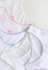 Sei top bianchi in cotone con bordi in pizzo colorato e fiocchi nei colori rosa, blu, viola, verde e arancione. Materiale in cotone con una texture liscia.