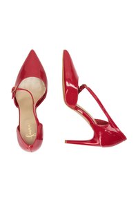 Pantofi cu toc înalt din piele lacuită roșie, cu vârful ascuțit, design T-strap și un toc stiletto subțire, evidențiind un finisaj lucios.