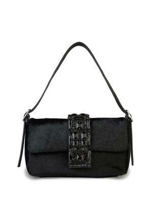 Bolso de mano negro con una textura suave similar a la piel de un animal, un cierre rectangular de cuentas y una correa delgada para el hombro. Forma rectangular con un brillo sutil.