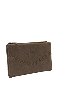 Portefeuille en daim marron avec une surface texturée, présentant un motif en zigzag et une fermeture éclair. Marquage subtil à l'avant.