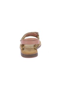 Vista posteriore di un sandalo con cinturini rosa e bronzo metallizzato, una soletta beige e una suola in gomma marrone, caratterizzato da un dettaglio con fibbia.