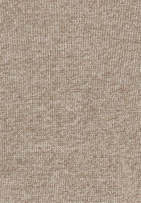 Strickstoff in hellbraunen Tönen mit einem strukturierten, unregelmäßigen Muster. Das Material wirkt weich und dehnbar, geeignet für Kleidung oder Accessoires.