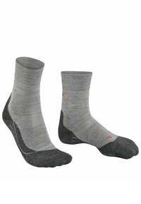 Calcetines grises con un puño acanalado. La parte superior es de un gris claro, mientras que el talón y la puntera son de un gris más oscuro, con sutiles acentos de marca en rojo.