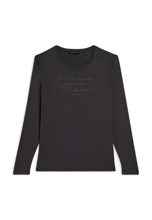 T-shirt noir à manches longues en tissu doux, avec un col bateau et un texte décoratif en strass sur le devant. Design simple et ajusté.