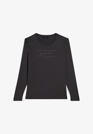 T-shirt noir à manches longues en tissu doux, avec un col bateau et un texte décoratif en strass sur le devant. Design simple et ajusté.