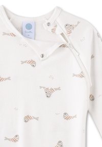 Weißer Baby-Strampler mit Reißverschluss und Druckknöpfen, versehen mit einem Muster aus kleinen schwimmenden Robben, die gestreifte Hemden tragen.