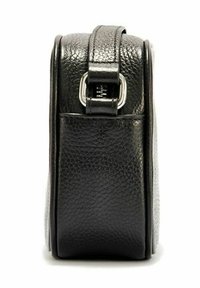 Czarna skórzana torba o teksturowanym wykończeniu, prostokątnym kształcie, srebrnym okuciu i cienkim uchwycie. Solidna konstrukcja.