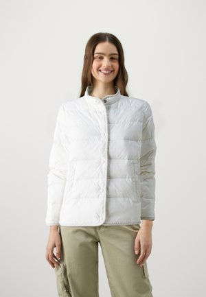 Veste en duvet blanche, légère, avec un col montant, une fermeture à boutons et deux poches avant. Texture lisse, design matelassé et léger éclat.