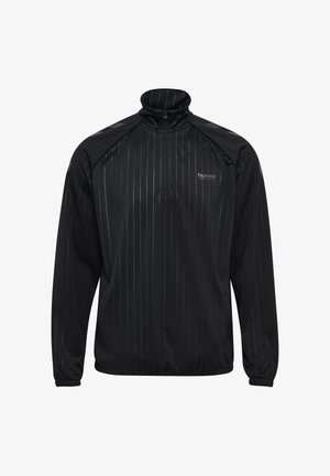 Czarna kurtka z pionowymi paskami i zamkiem błyskawicznym przy szyi, wykonana z lekkiego materiału; posiada elastyczne mankiety i małe logo na klatce piersiowej.