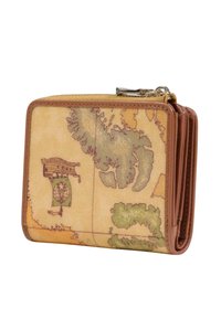 Portafoglio in pelle marrone con un design di mappa vintage in verde e beige, chiusura con zip e più slot per carte.