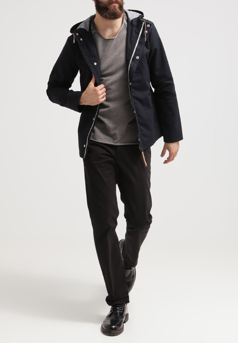 REVOLUTION LIGHT Tunn jacka navy Zalando.se REVOLUTION LIGHT Tunn jacka navy Zalando.se