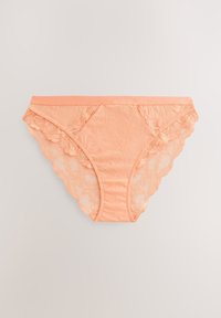 Ferskenfarvede blonder trusser med en glat front og blomstrede blonder sidepaneler, der har bølgede kanter og en behagelig linning.