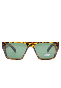 Occhiali da sole tartarugati con lenti verdi, forma quadrata, montatura spessa e motivo testurizzato sottile. Etichetta di protezione UV400 visibile.