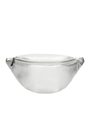 Sac banane en cuir texturé argenté avec une fermeture éclair à l'avant et une petite étiquette noire sur le côté gauche, présenté sur un fond blanc.