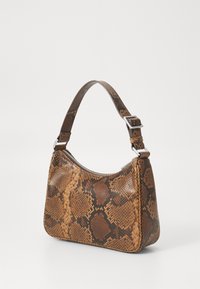 Borsa a tracolla in pelle con stampa pitone marrone, caratterizzata da una forma curva, chiusura con zip e una singola tracolla regolabile con hardware in argento.