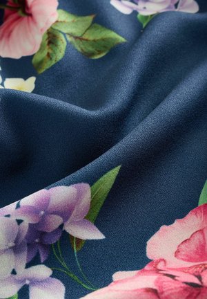 Tela floral con un fondo azul oscuro adornado con patrones de flores en tonos rosa, púrpura y verde. Textura suave y lisa con un ligero brillo.