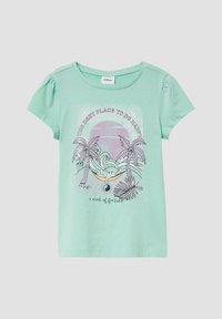 Mintgroene t-shirt met korte mouwen en opbollende schouders, voorzien van een afbeelding van palmbomen, golven en tekst, bedrukt in paars en zwart.