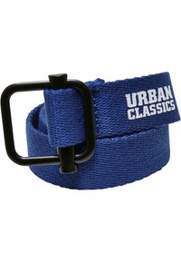 Modra platnena pasova z besedilno teksturo, opremljena z črno kovinsko kvadratno zaponko. Logotip "URBAN CLASSICS" v belem na pasu.