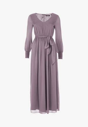 Długa, lawendowa sukienka z głębokim dekoltem w kształcie V, balonowymi rękawami, marszczonymi mankietami i wiązanym paskiem w talii. Wykonana z lekko opadającego materiału.