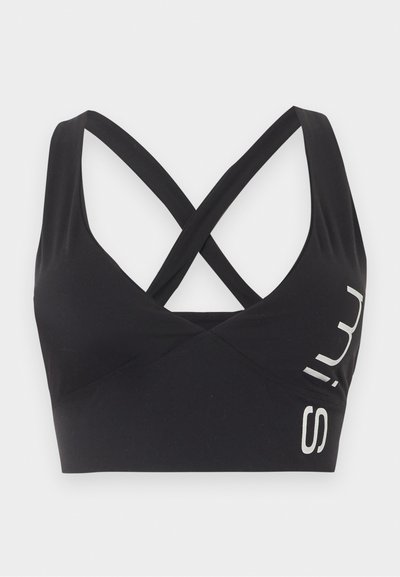Brassière de sport noire avec des bretelles croisées dans le dos et un texte blanc partiellement visible sur le côté droit.