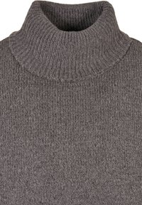 Pullover grigio a collo alto lavorato a maglia con una texture a costine, caratterizzato da un colletto alto e un design aderente.