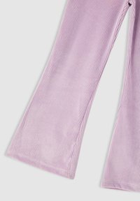 Pantaloni a gamba larga a costine in viola chiaro, con un tessuto testurizzato a righe verticali, finitura liscia e silhouette ampia.