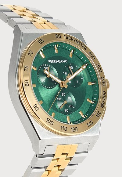 Ρολόι χειρός Ferragamo με πράσινο καντράν, χρυσή στεφάνη ταχυμέτρου, τρία υποκαντράν και δίχρωμο ασημί-χρυσό μεταλλικό μπρασελέ.