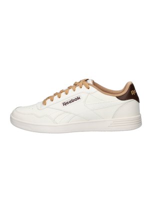 Witte lage Reebok-sneaker met beige veters en voering, bruine hielstrook en het Reebok-logo aan de zijkant en de hiel.